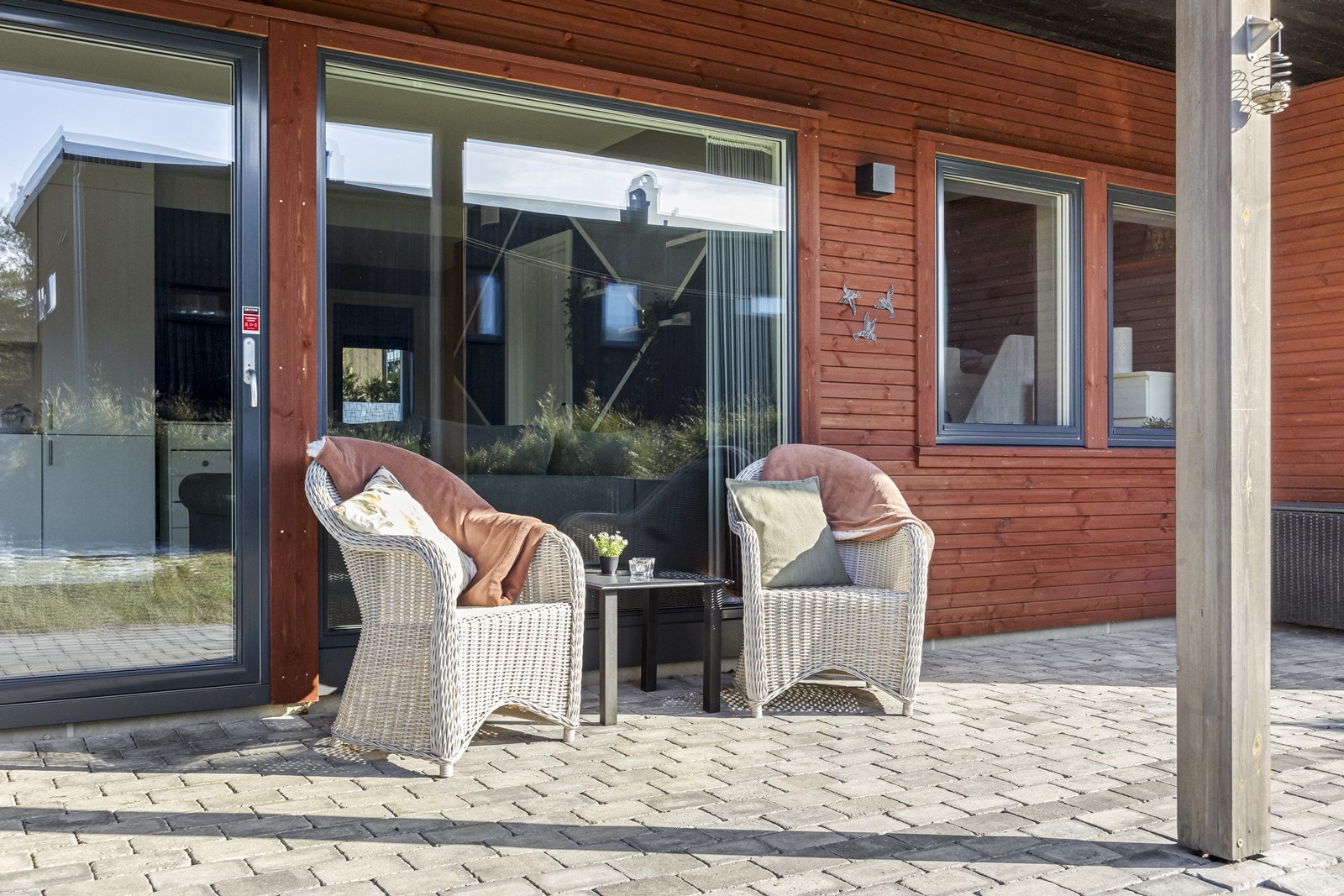 Steinbelagt og overbygd uteplass. Solrikt med sol fra morgen til kveld. Galleribilde