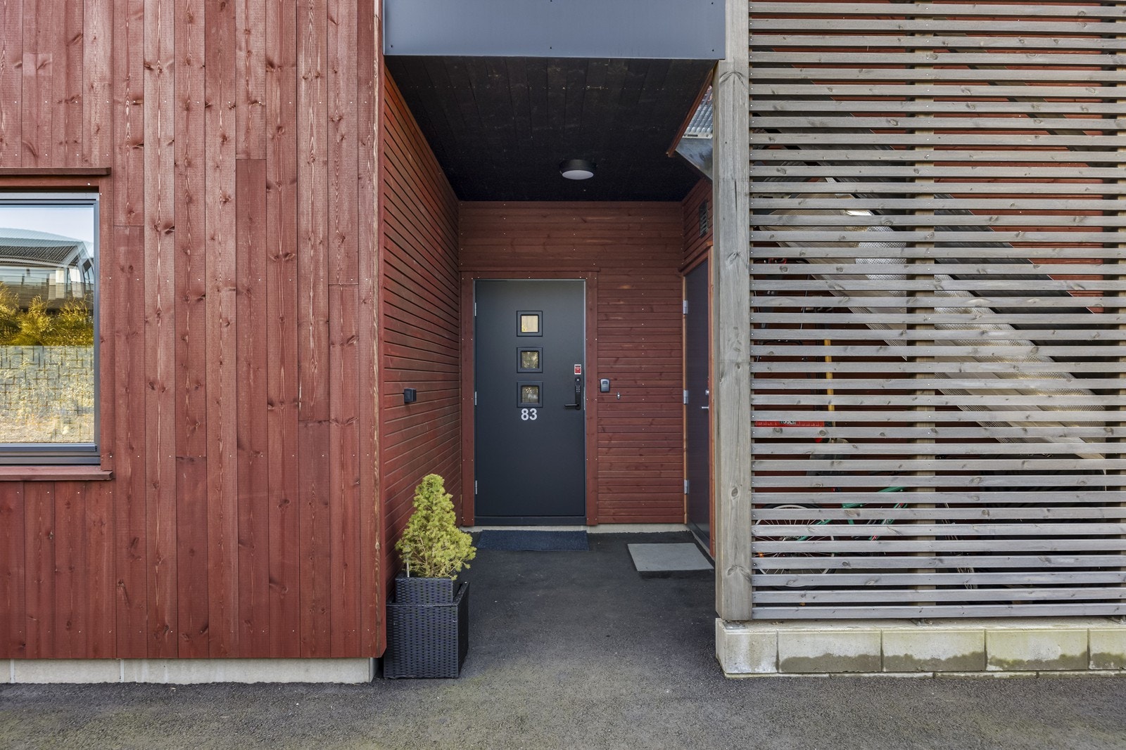 Inngangsparti med plass til sykler ol. under trappen. I tillegg romslig, isolert bod til høyre hvor varmtvannsbereder, ventilasjonsanlegg er plassert. Galleribilde