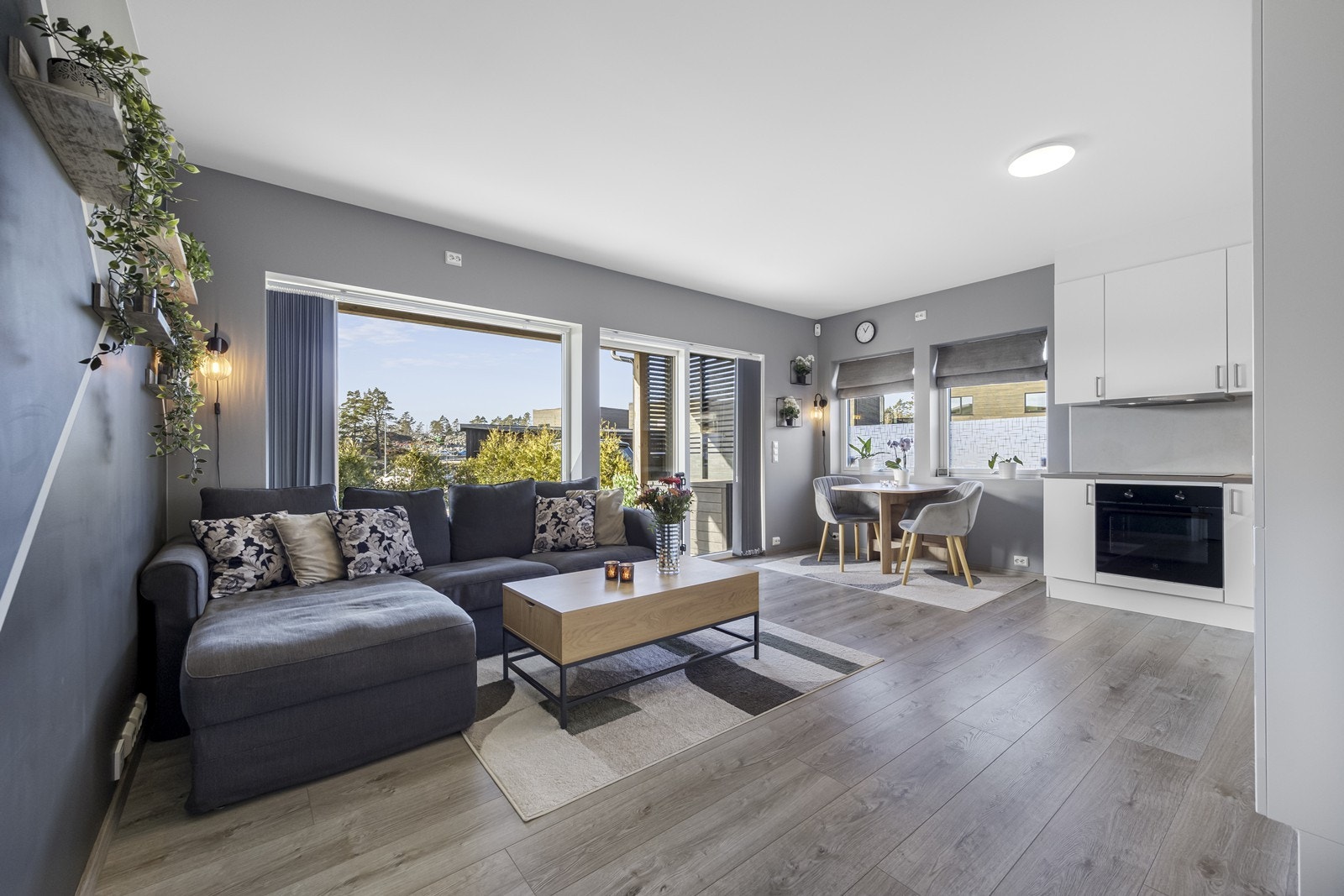 Stue/kjøkkenløsning med vannbåren varme i gulv. Skyvdør ut til uteplass og hage. Plass til spisebord. Galleribilde