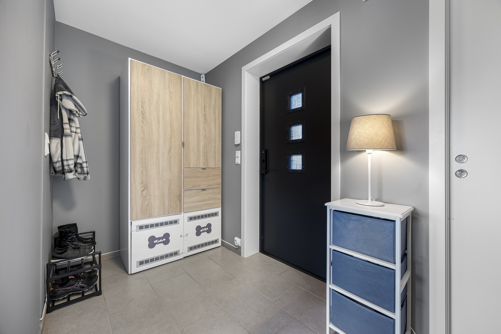 Garderobeskapene er tilpasset med hundebur og medfølger derfor ikke. Galleribilde