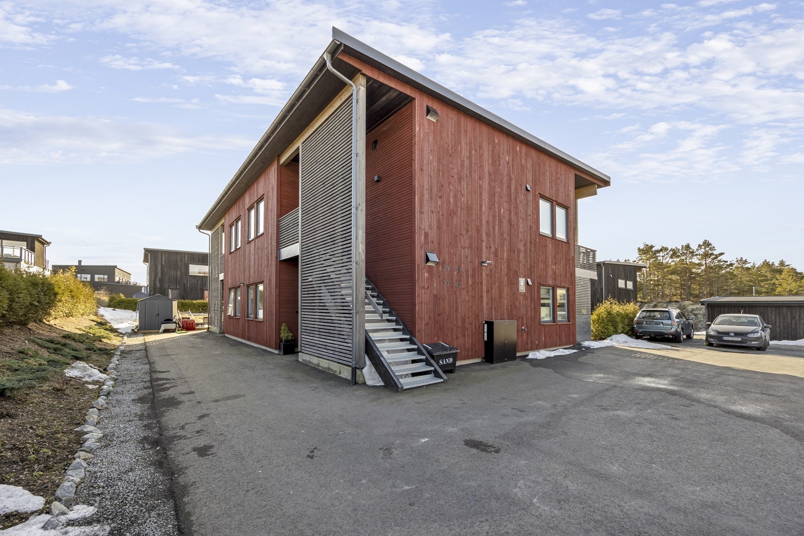 Felles asfaltert parkeingsplass tilhørende sameiet. Galleribilde