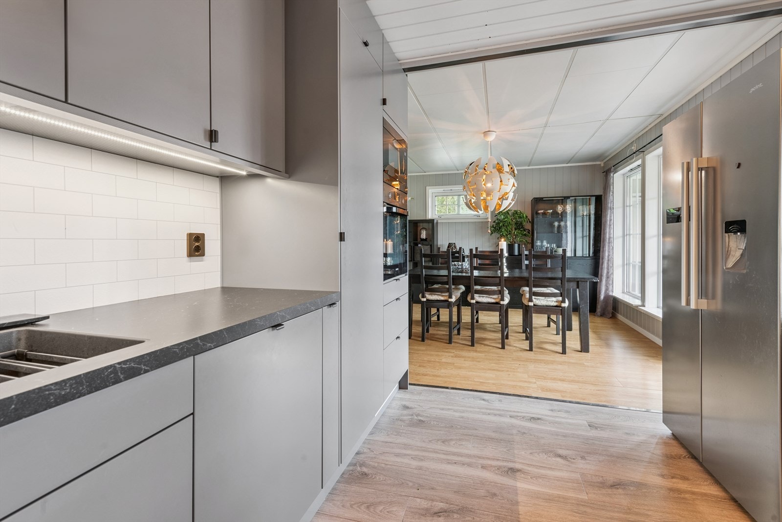 Det er avsatt plass til kjøle/fryseskap i innredningen. Galleribilde