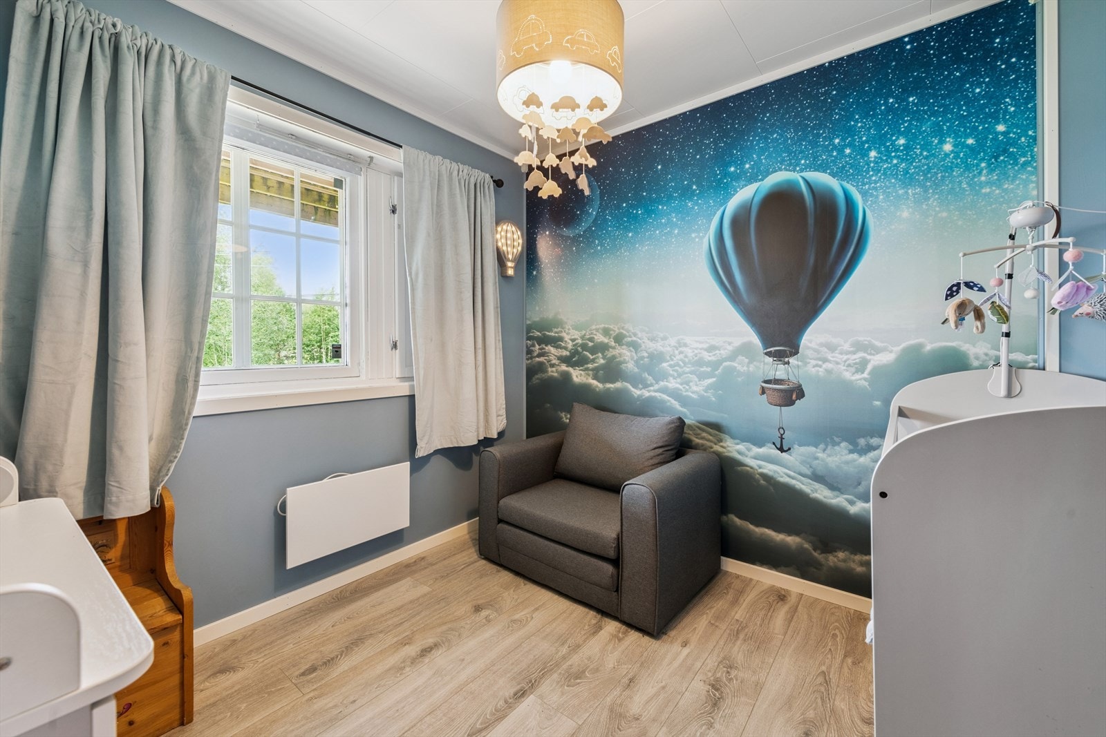 Boligen har 2 gode soverom i underetasjen. Galleribilde