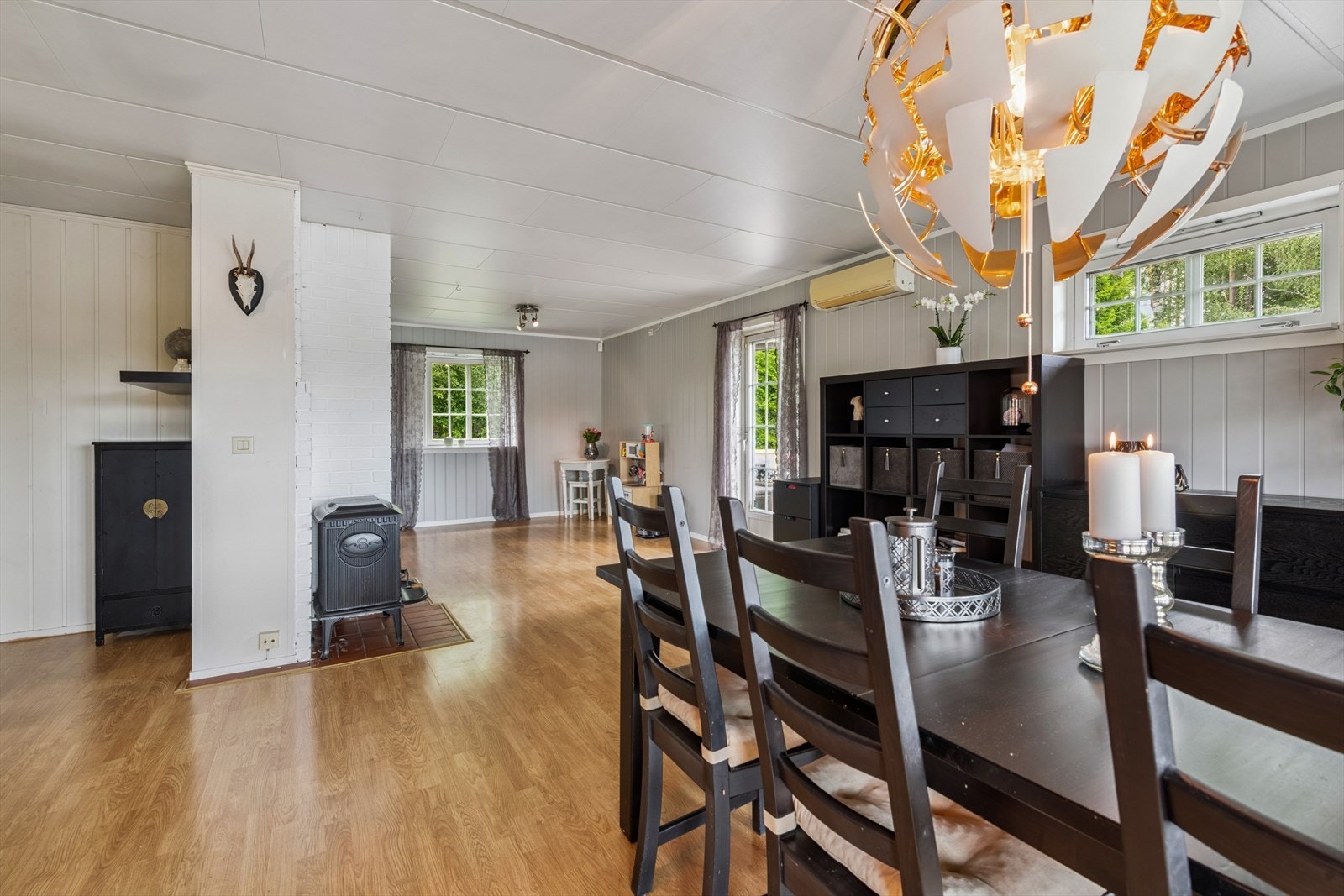 Det er utgang til en romslig terrasse fra stue. Galleribilde