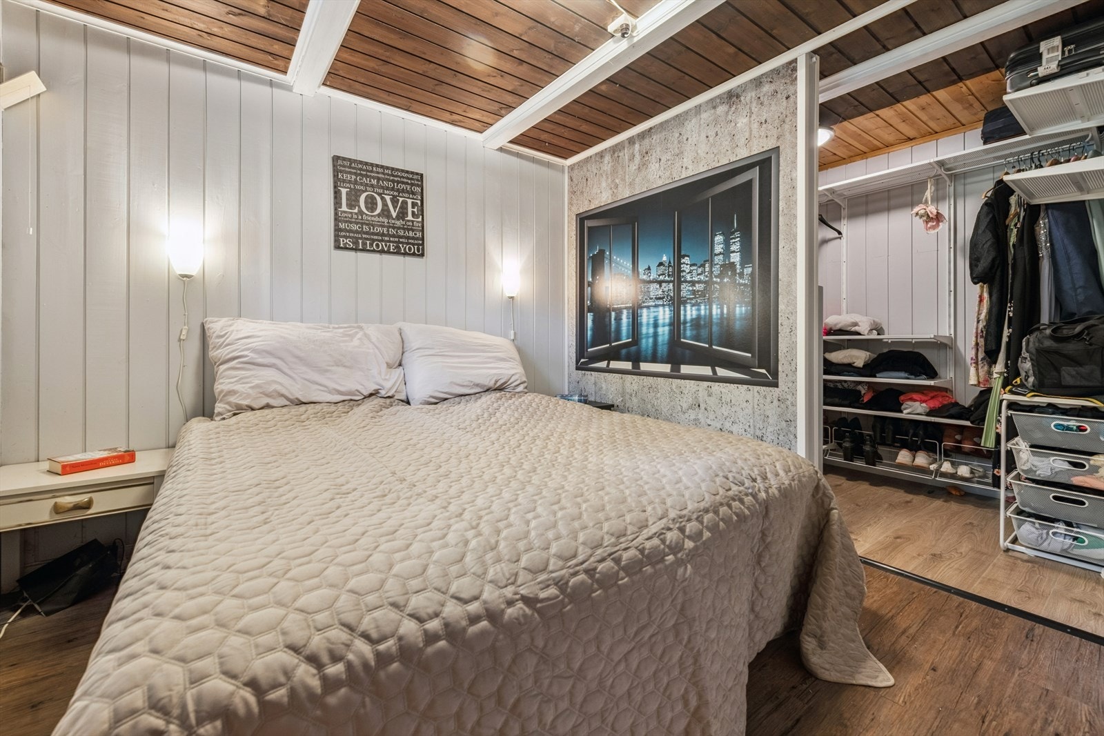 Innredet rom med walk-in closet. Galleribilde