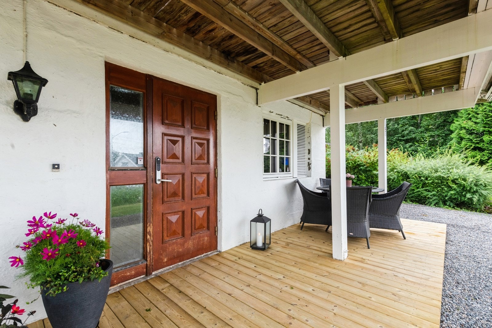 Overbygget inngangsparti med god plass til dafésett. Galleribilde