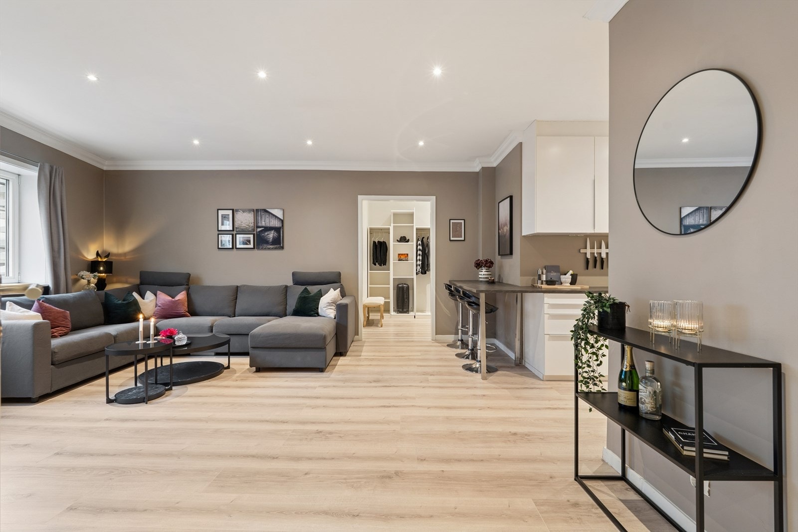 DNB Eiendom v/Veronika Bjønnes har gleden av å vise frem en lekker sentrumsleilighet i 2. etg. med to soverom og moderne standard. Galleribilde