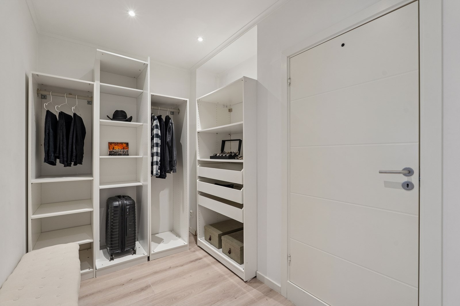 Praktisk garderoberom mellom bad og soverom Galleribilde