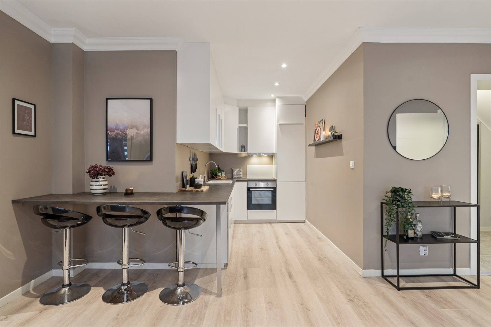 Det er åpen løsning mellom stue og kjøkken - fin barløsning som knytter rommene sammen. Galleribilde