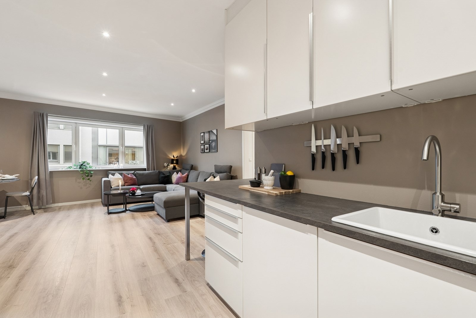 Lys og fin stue med tidsriktige overflater og masse naturlig lys. Galleribilde