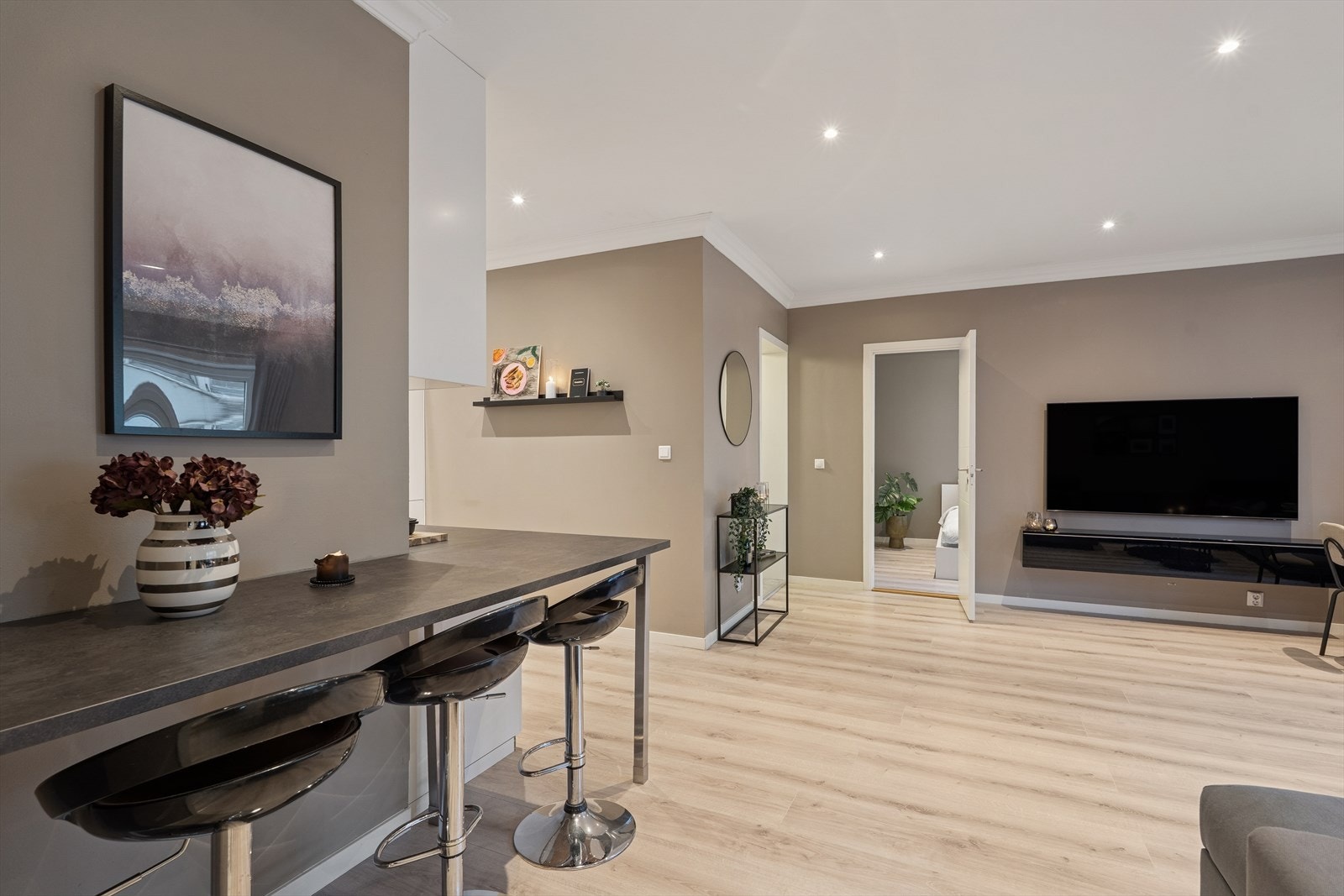 Leiligheten har en fin planløsning med soverom på hver side av stue. Galleribilde