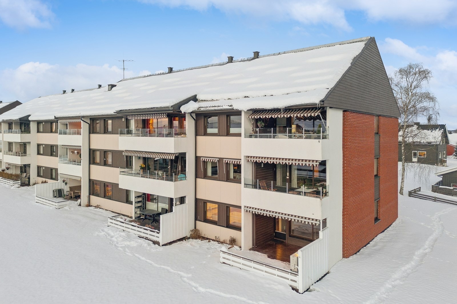 Dagligvare handelen kan gjøres på Coop Mega Stange eller Rema 1000 Stange. Det er gangavstand til barnehager, skoler og idrettsanlegg, samt fine tur og friluftsområder i umiddelbar nærhet. Nærmeste bussholdeplass er Stange sykehjem ca. 4 minutters gange. Galleribilde