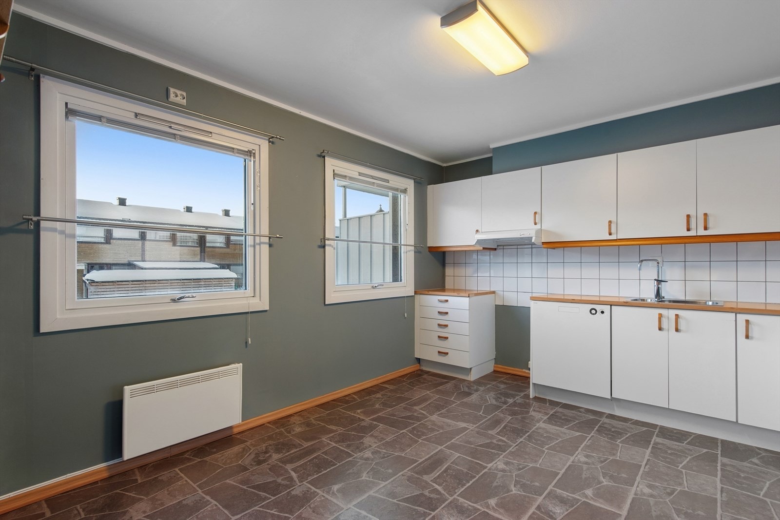 Skapmontert kjøkkenventilator, med avtrekk ut. Fliser i benkerygg. Galleribilde