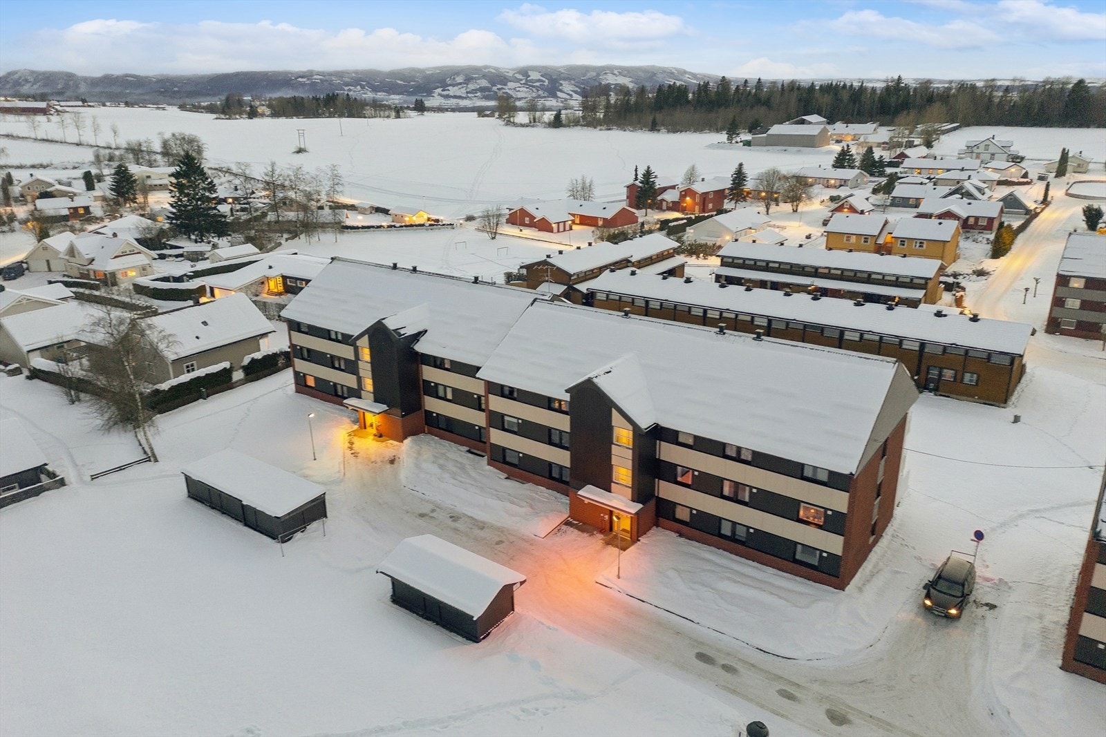 Eiendommen har en fin beliggenhet på Enerhaugen, rett utenfor Stange sentrum. Boligområdet er rolig og etablert med blokker, rekkehus og eneboligbebyggelse. Her kan du bo i et veletablert og barnevennlig boligområde uten gjennomgangstrafikk. Galleribilde