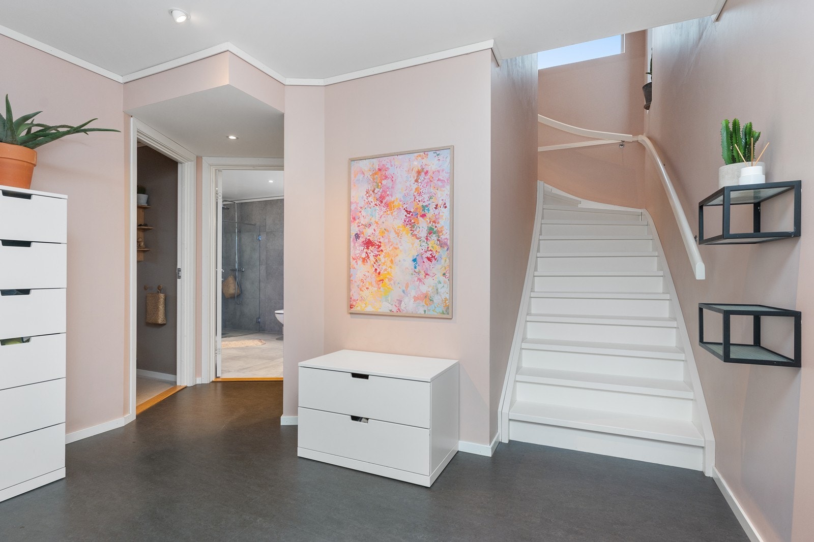 Stor gang/entre med god plass til yttertøy Galleribilde