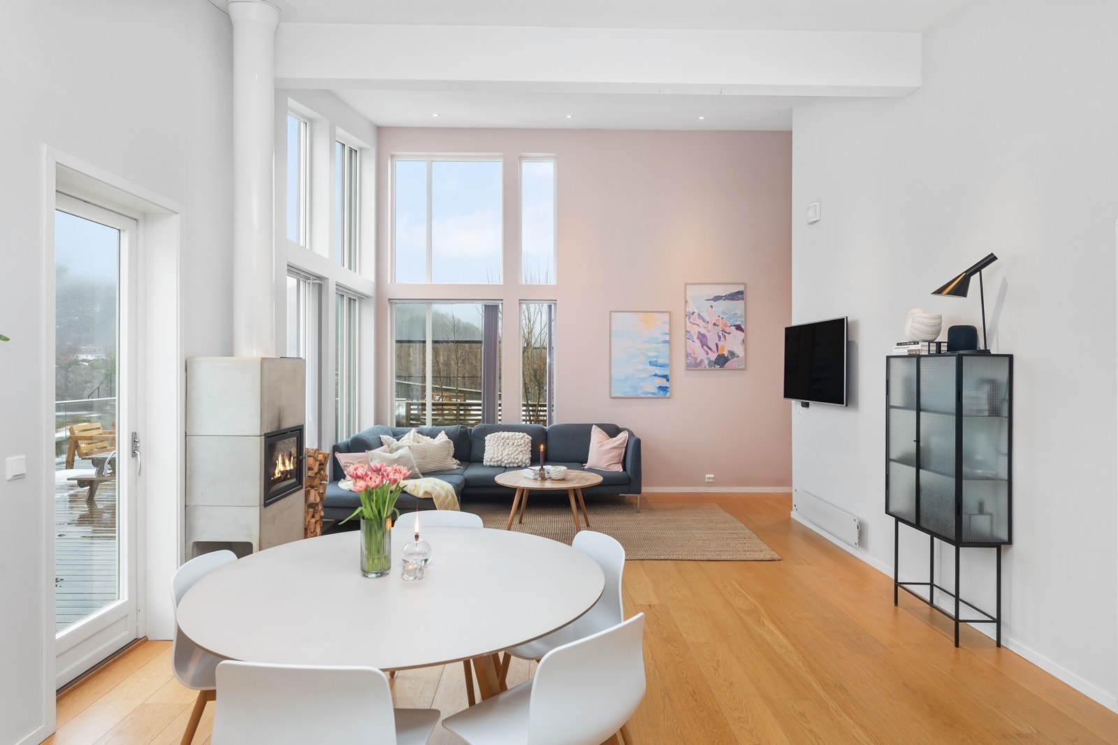 Takhøyden bidrar til en god og romslig romfølelse Galleribilde