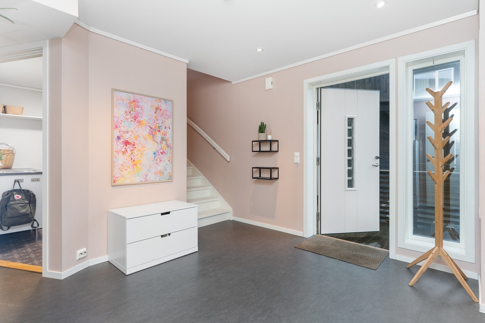 Velkommen inn - Lyst og fint inngangsparti. Varmekabler i gulv. Galleribilde