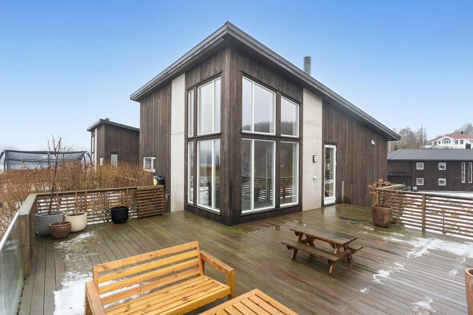 Stor usjenert terrasse med utgang fra stua. Galleribilde