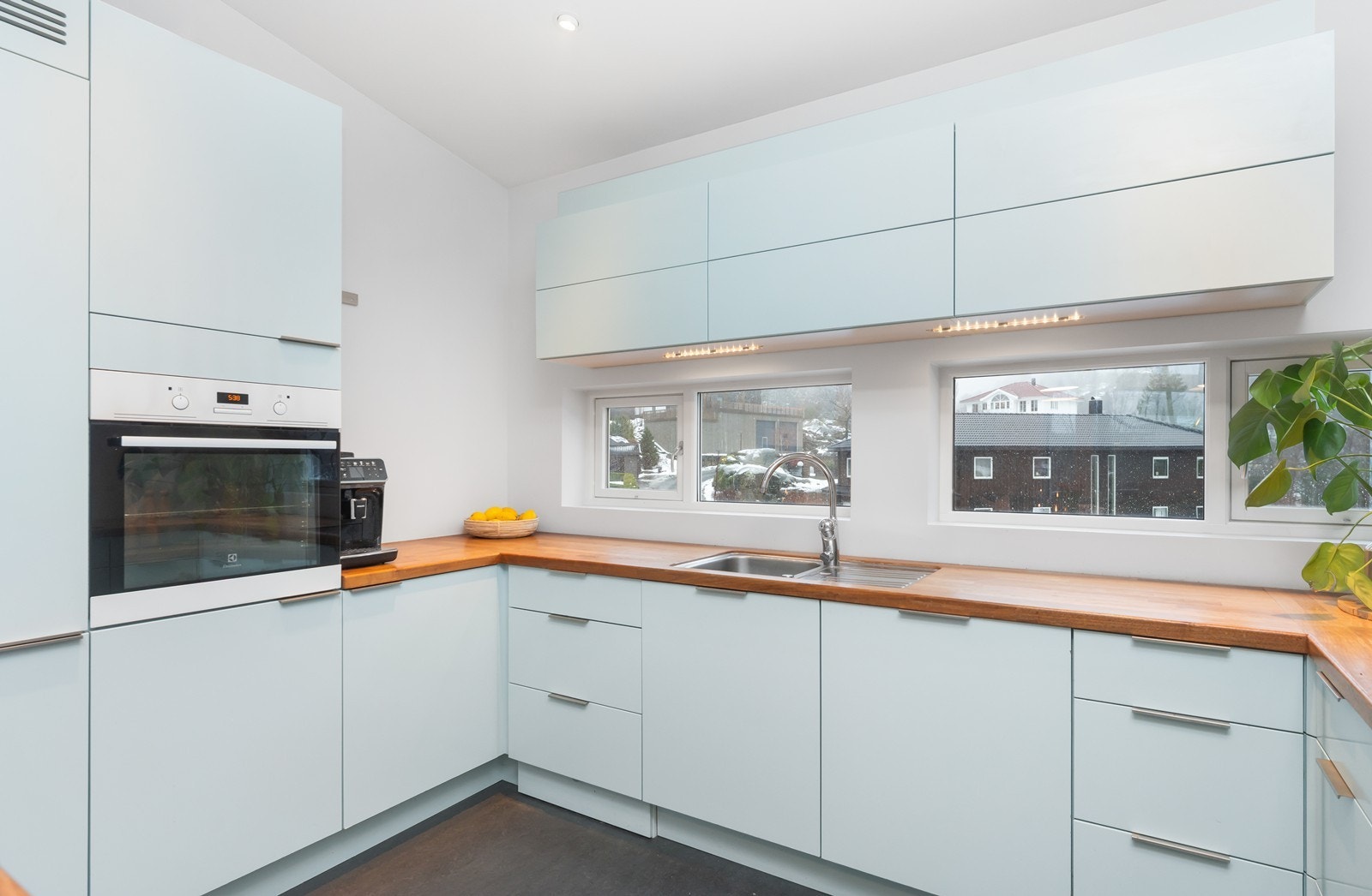 Kjøkkenet er integrert med komfyr, oppvaskmaskin, platetopp, kjøl/fryseskap Galleribilde