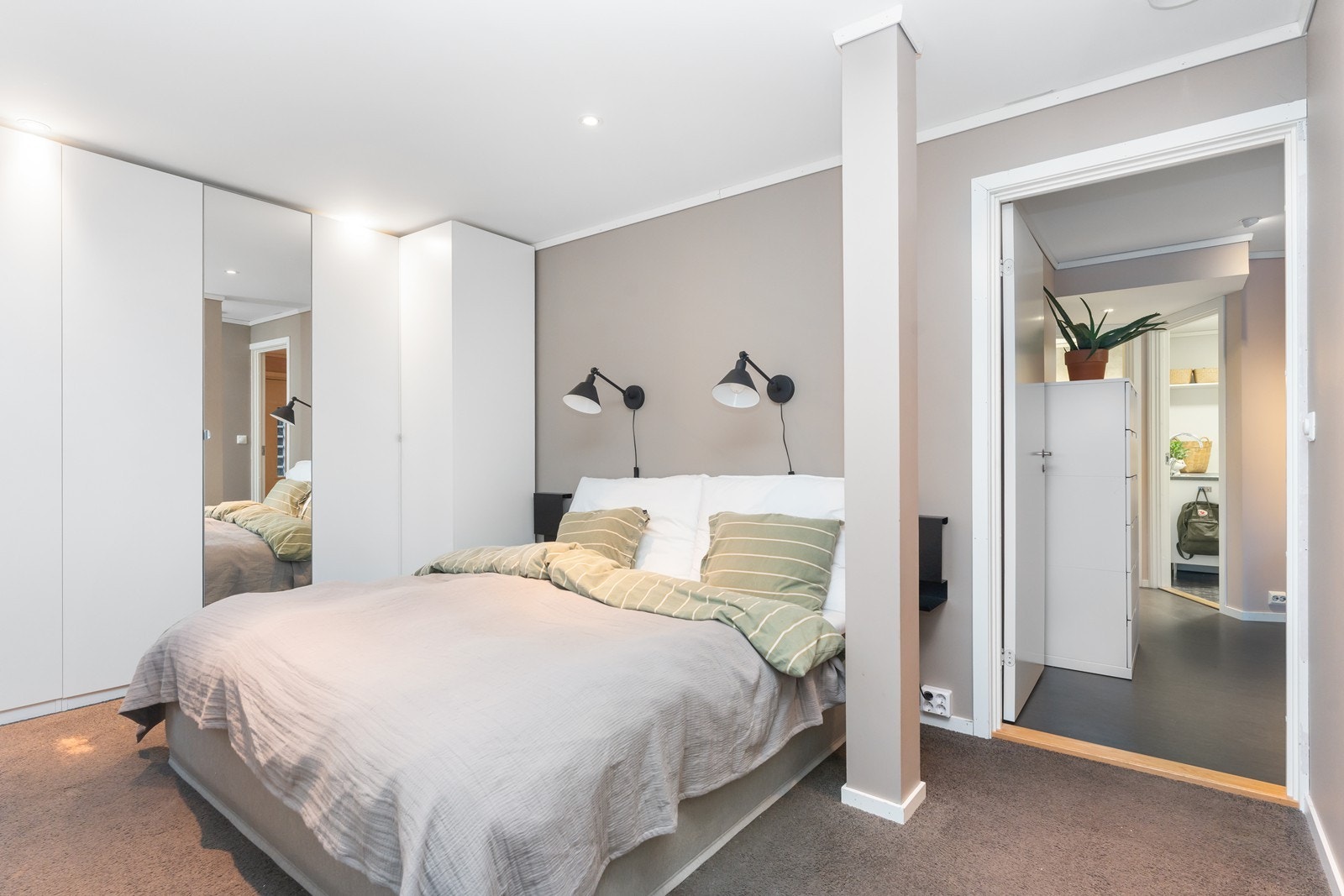 Hovedsoverom av god størrelse med rikelig garderobeplass Galleribilde