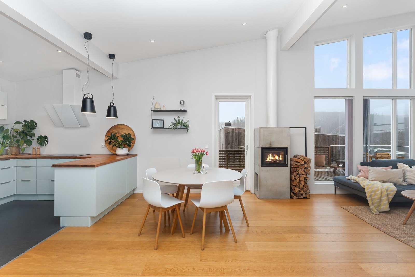 Fra stueområdet er det direkte adkomst til stor terrasse og videre til hagen. Galleribilde