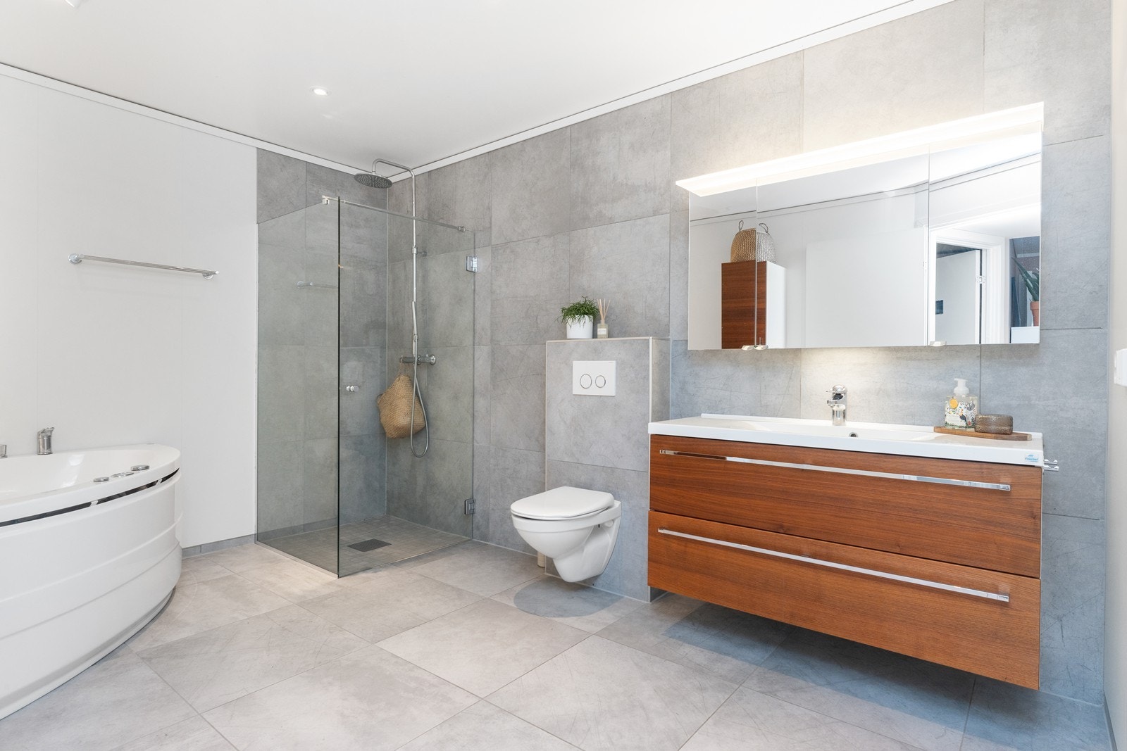 Lekkert og tidløst bad med varmekabler i gulv Galleribilde