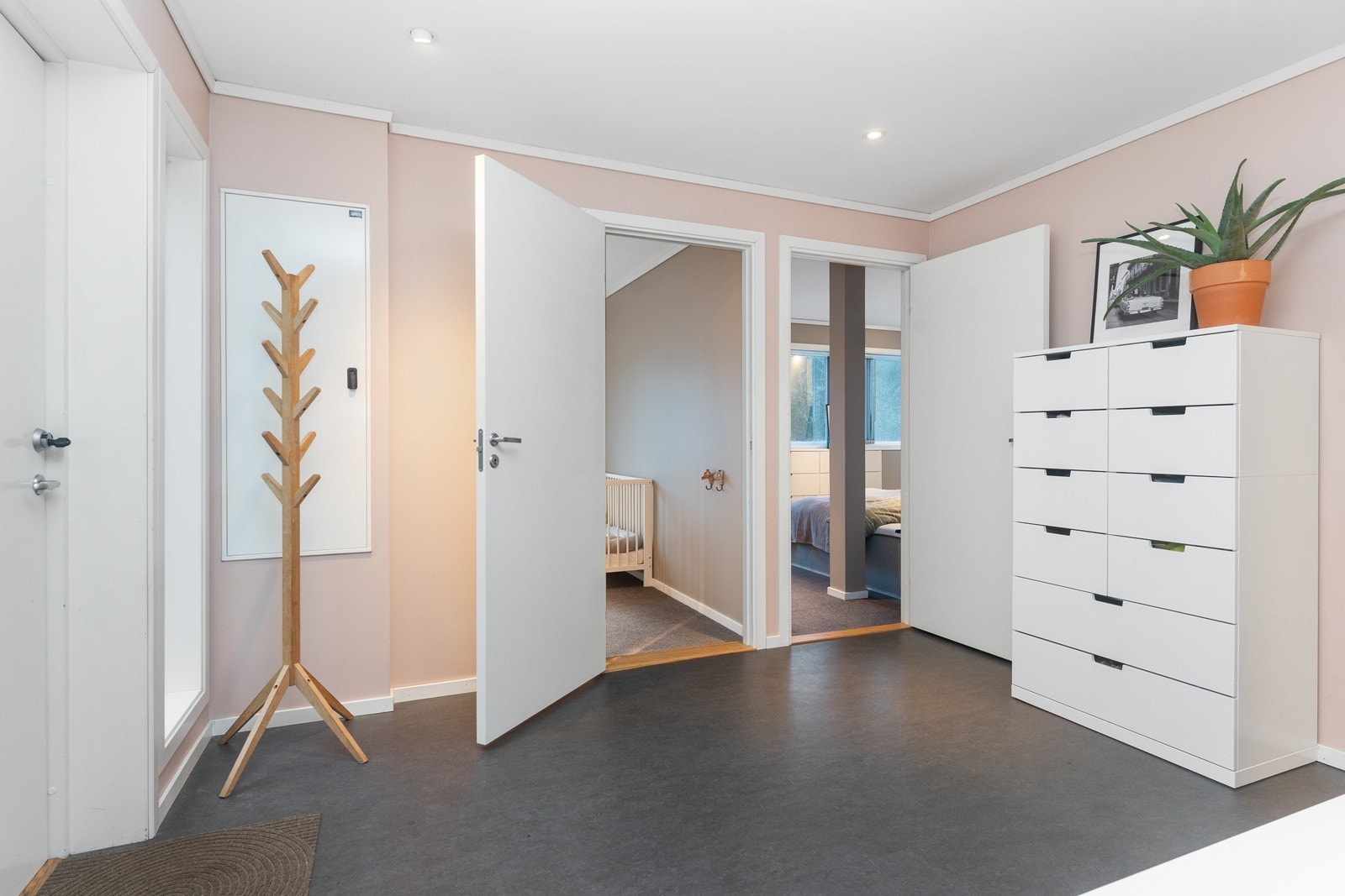 Boligens etasje byr på 2 soverom, et innredet rom, bad og vaskerom Galleribilde