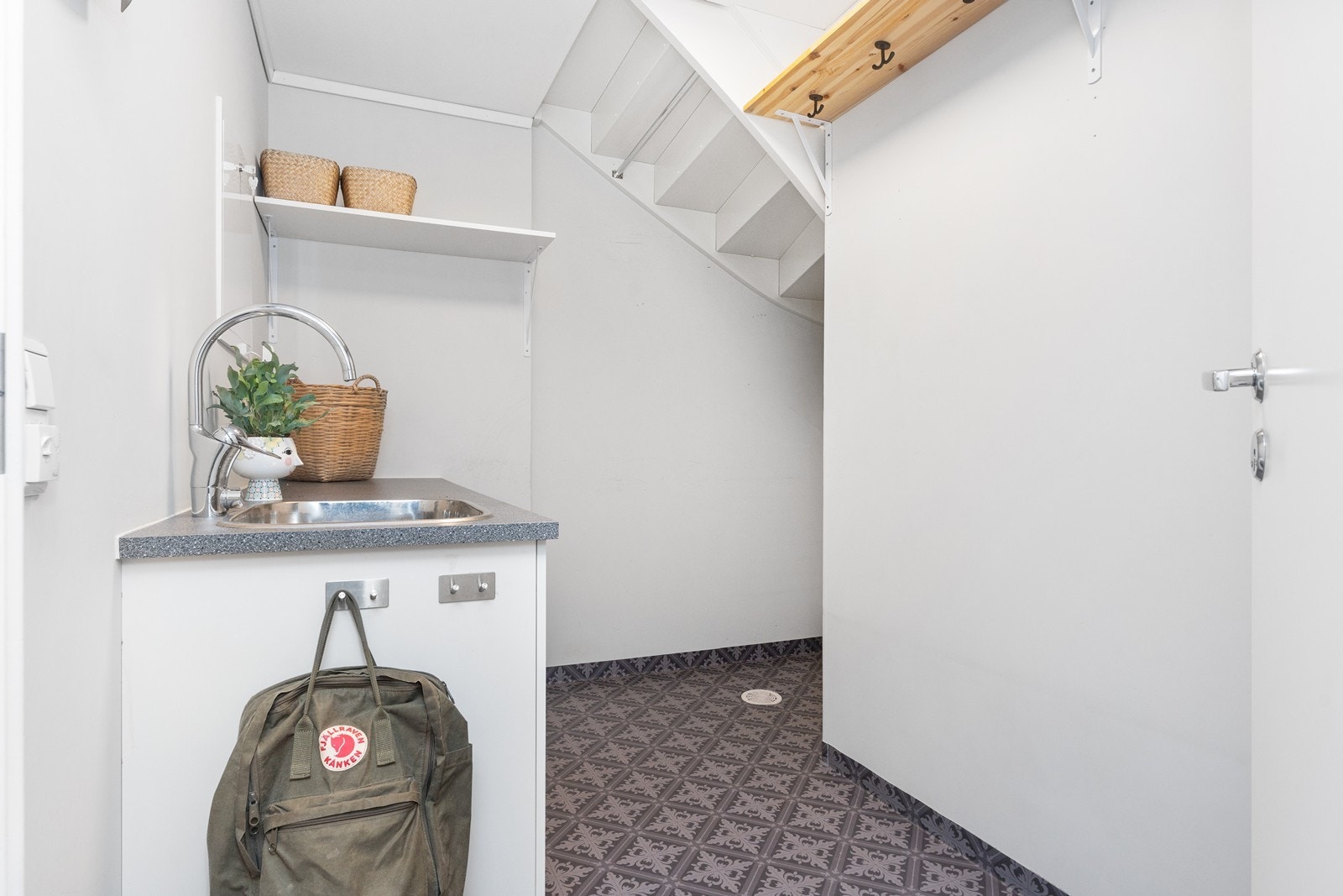 Eget vaskerom under trappeoppgang Galleribilde