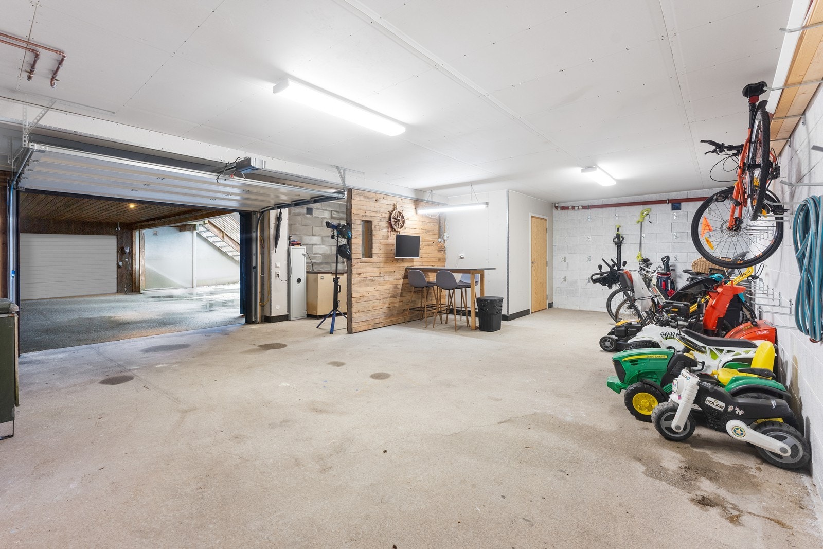 Romslig dobbelgarasje med elektrisk portåpner og godt med oppbevaringsplass Galleribilde