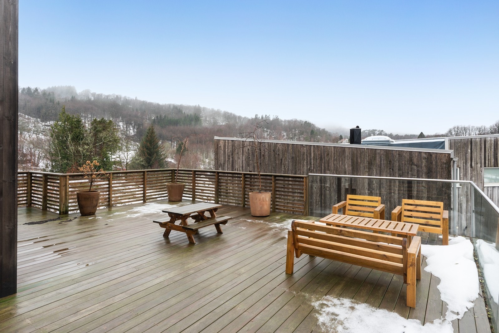 Stor terrasse hvor gode solforhold kan nytes Galleribilde