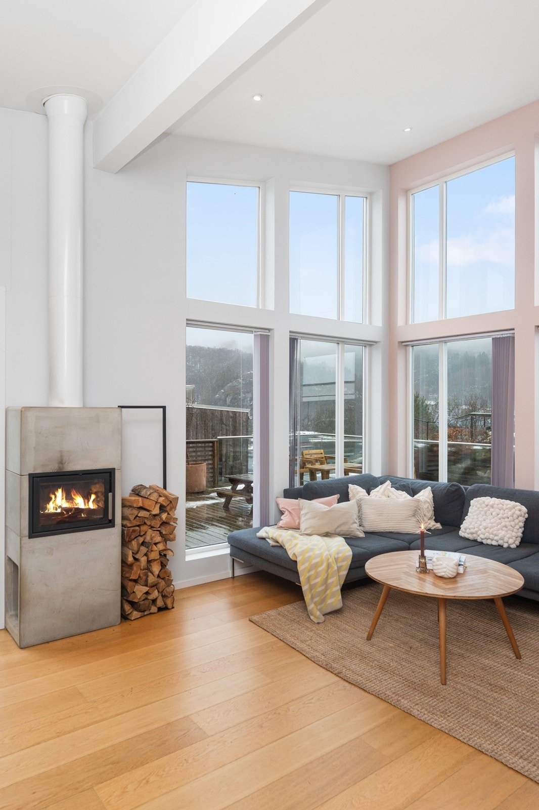 Åpne vindusflater sørger for rikelig med naturlig lysinnslipp Galleribilde