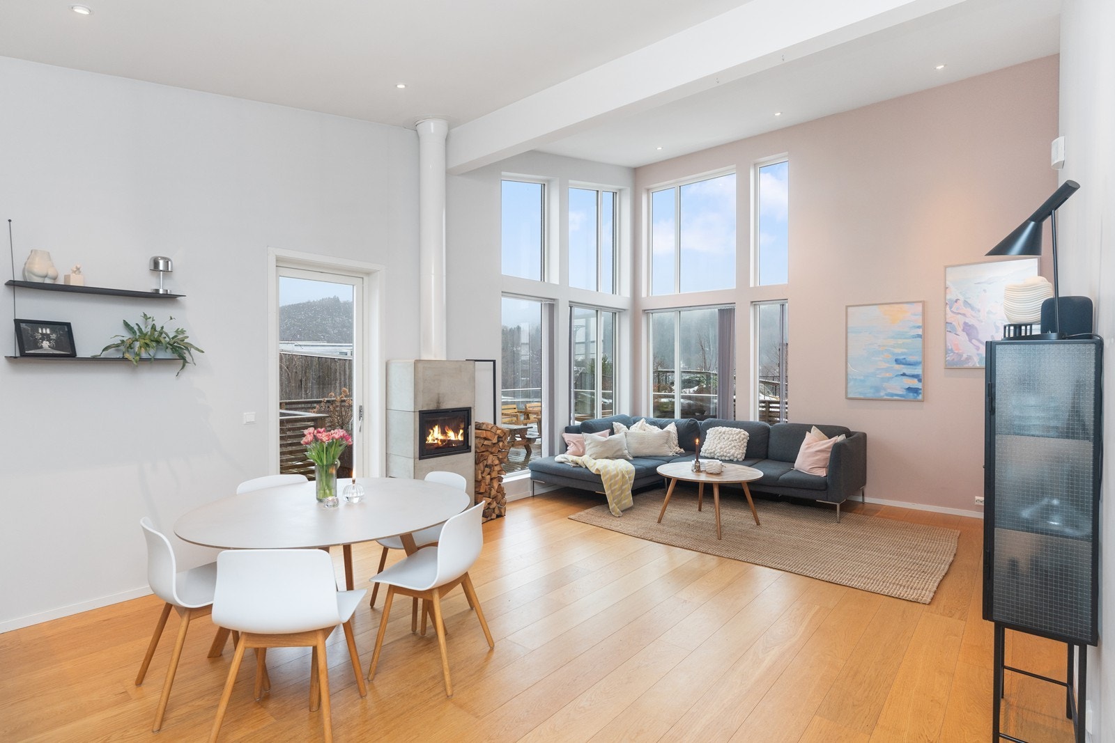 Lyst og åpent stueområde - med ekstra god takhøyde! Galleribilde