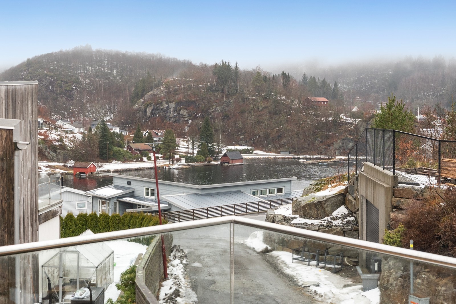 Fra terrassen har man fin sjøutsikt! Galleribilde