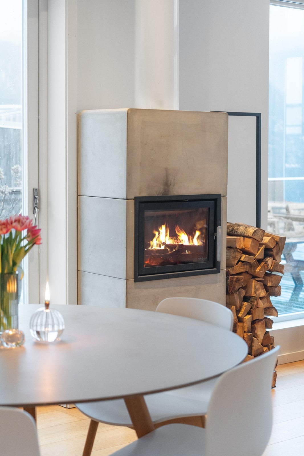 Vedovn i tillegg til installert varmepumpe sikrer varme på kaldere dager Galleribilde