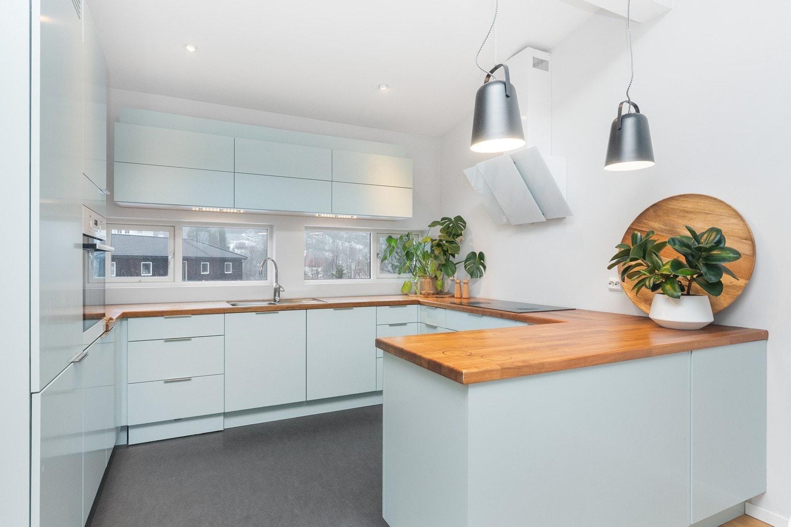 Kjøkken med slette fronter og laminert benkeplate Galleribilde