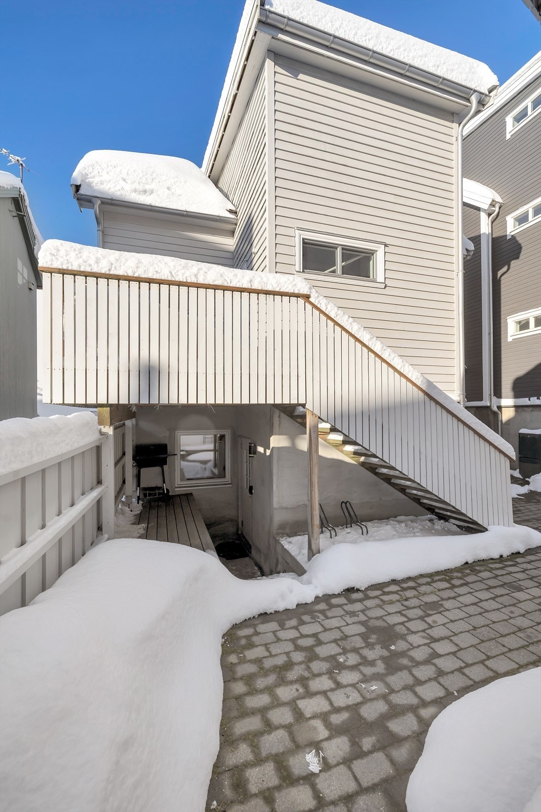 Inngang til kjelleren fra bakgården. Trapp til inngang i 1. etasje. Galleribilde