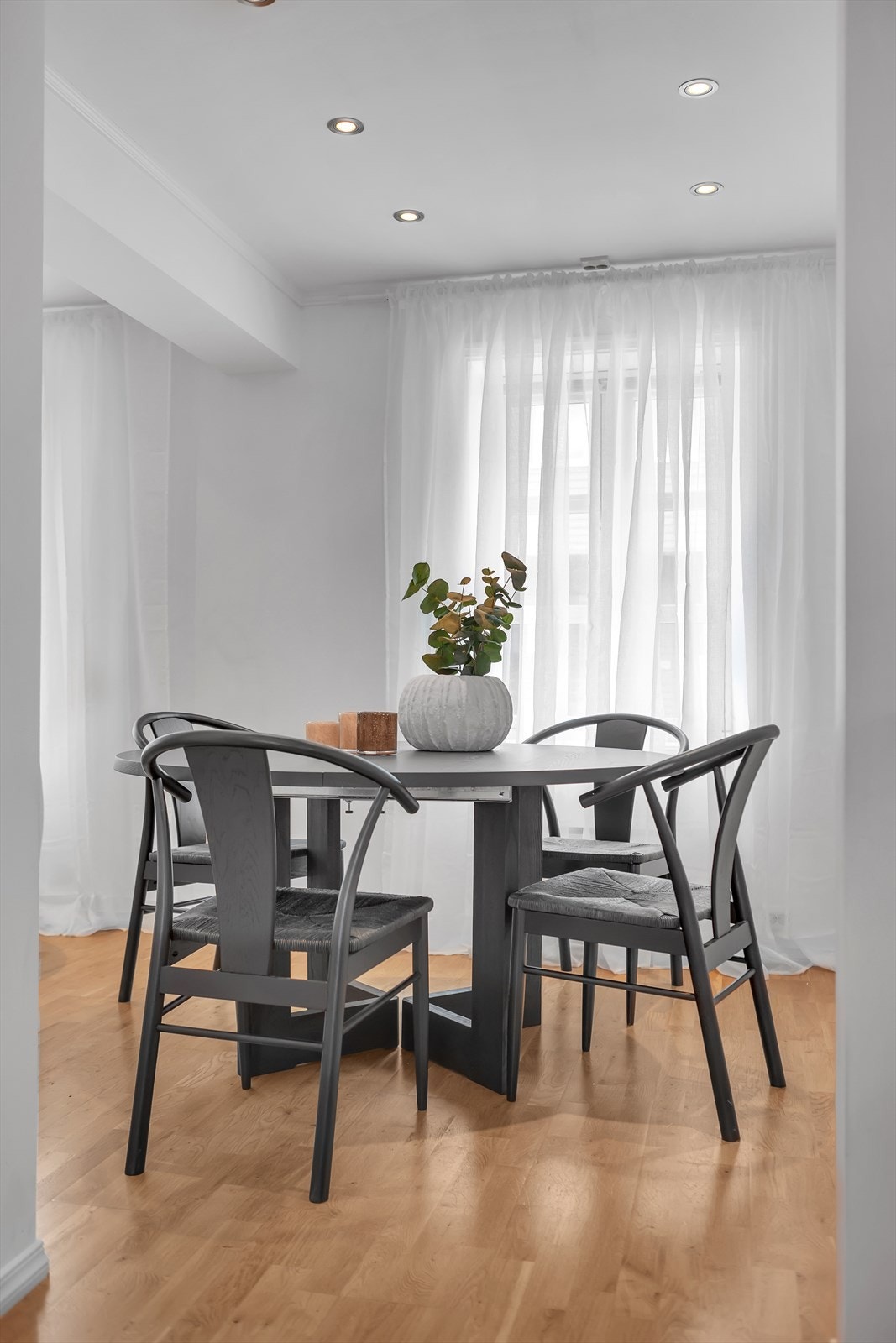 God plass til spisestue ved kjøkkenet. Galleribilde