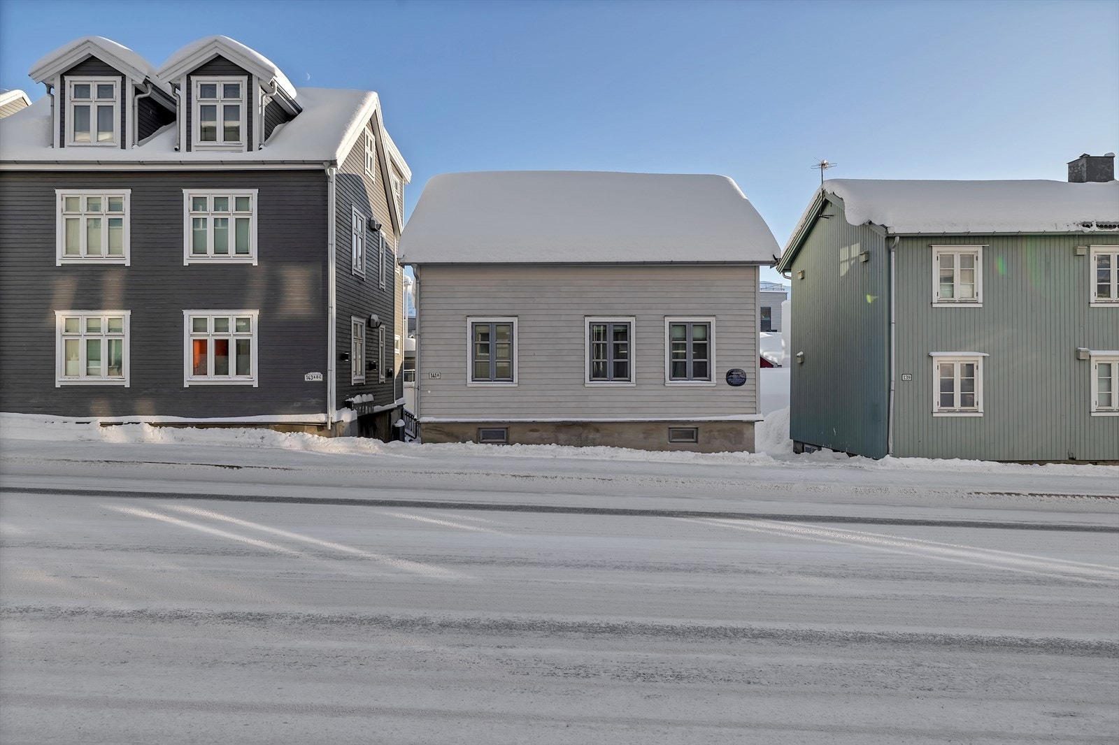 "Fattighuset" har inngang fra bakgård på venstre side av boligen. Galleribilde