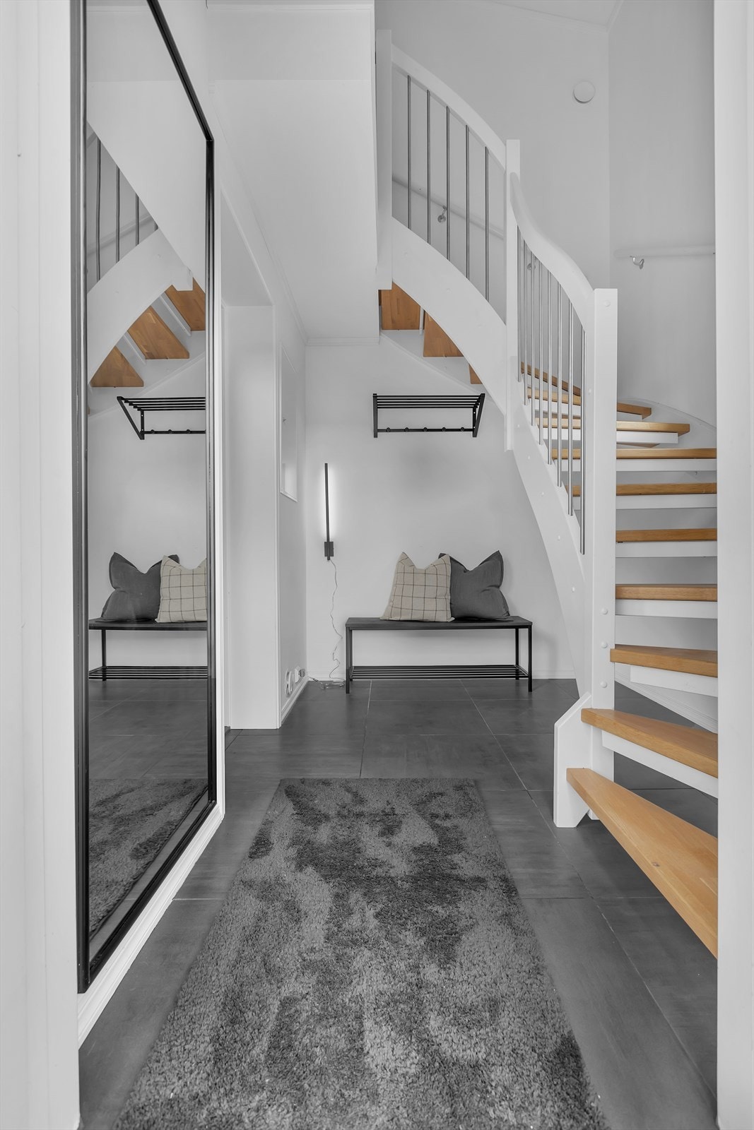 Flislagt yttergang - trapp til soverommene på loftet. Galleribilde