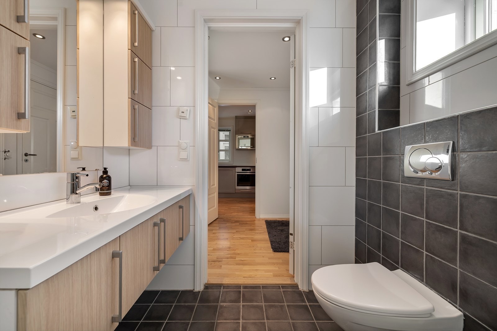 Vegghengt wc og skap. Galleribilde