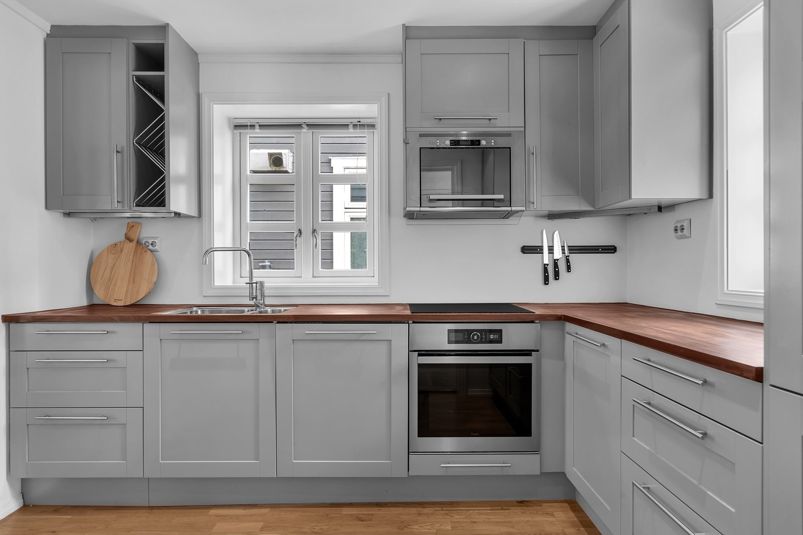 Innholdsrikt kjøkken med god benkeplass og integrerte hvitevarer. Galleribilde