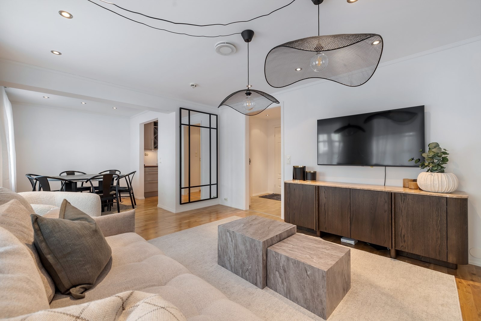 Stuen er inndelt i sittegruppe og spisestue. Galleribilde