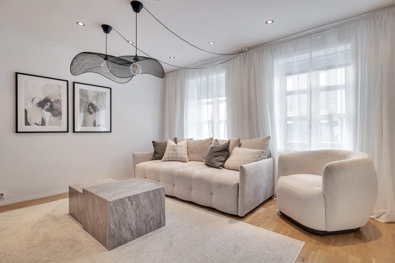 Lys og trivelig stue med vinduer mot Storgata. Galleribilde