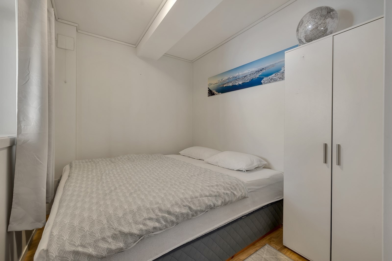 Soverom i kjeller - vindu mot bakgården. Galleribilde