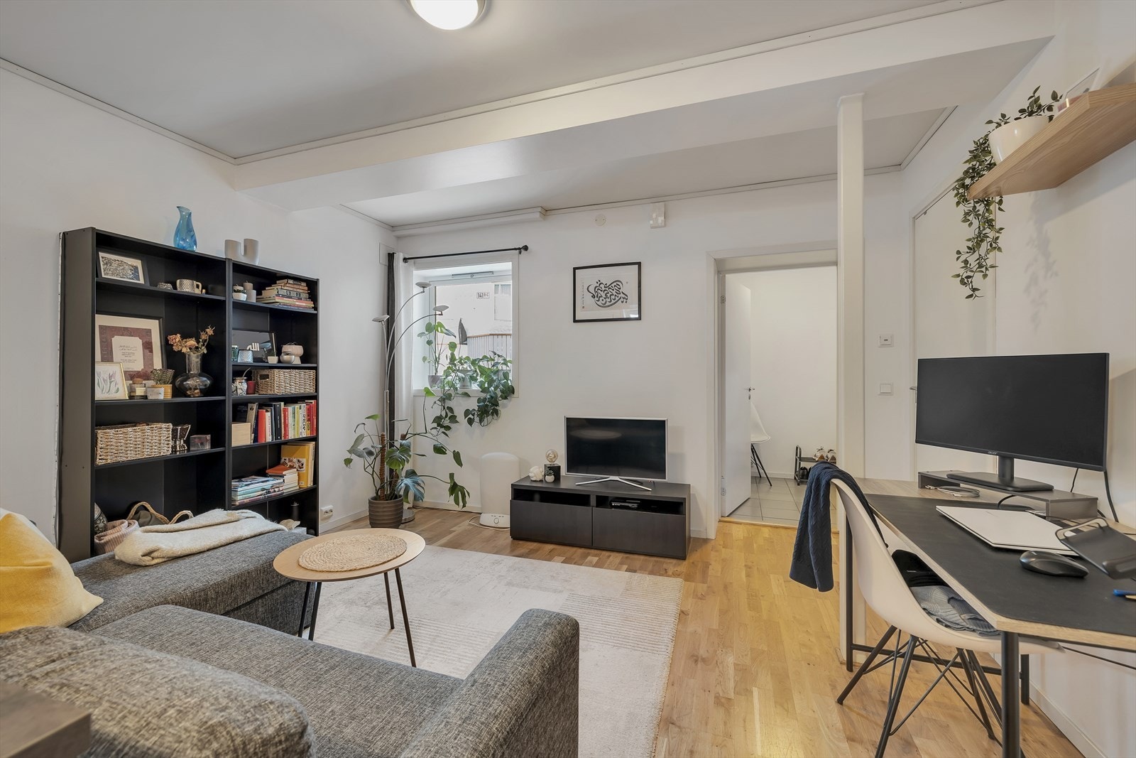 Lyst og trivelig oppholdsrom med vindu mot bakgården. Galleribilde