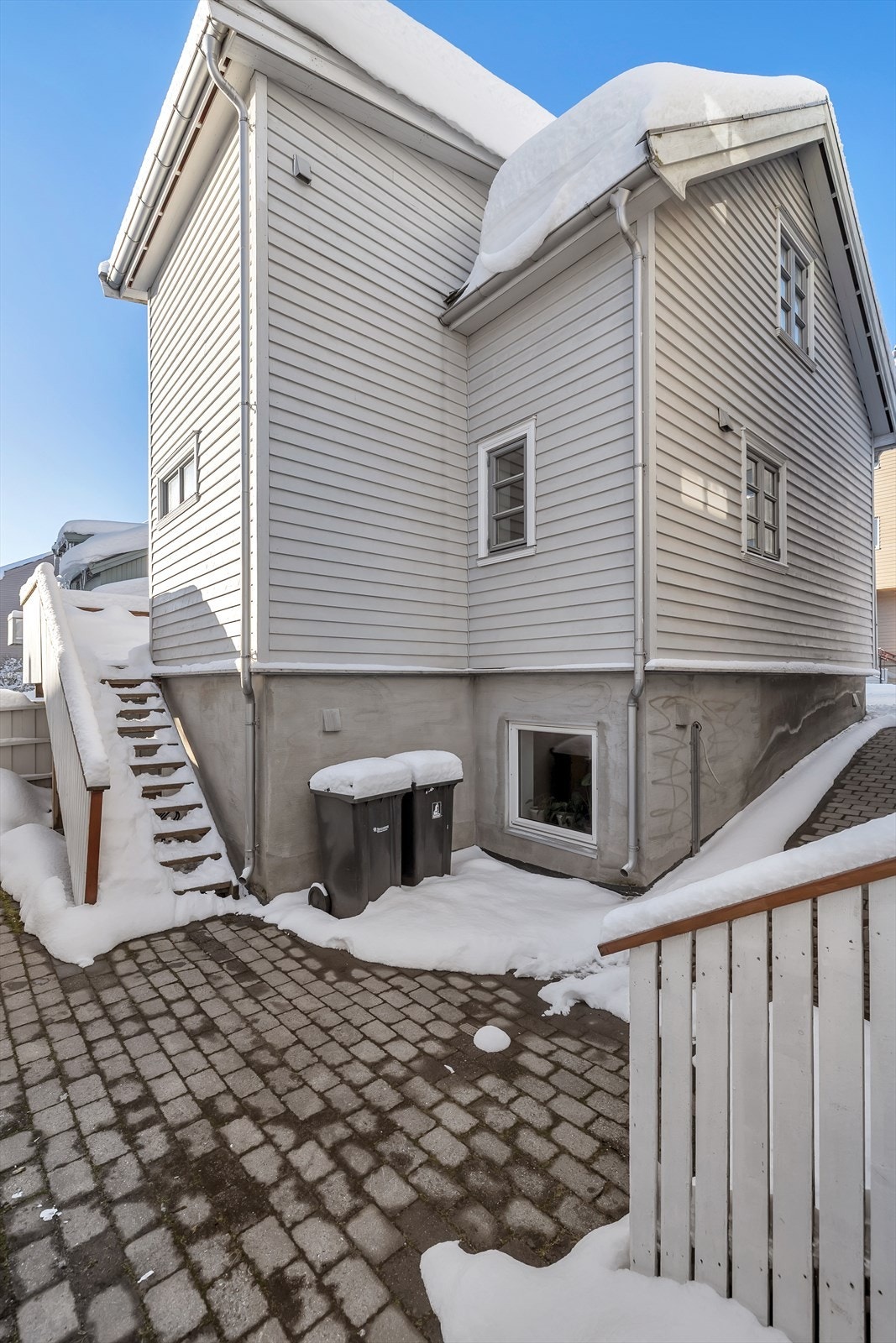 Inngang fra opparbeidet gårdsrom. Galleribilde