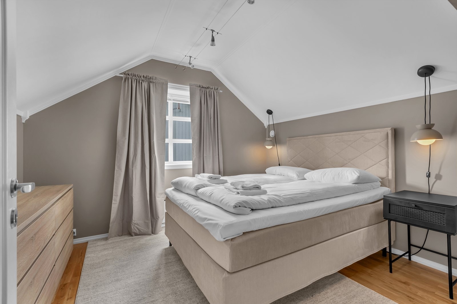 Lunt og innbydende soverom med plass til dobbeltseng. Galleribilde