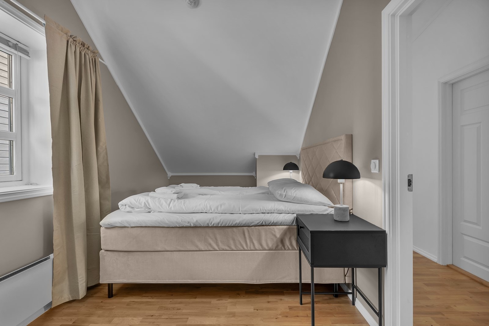 Det er 2 soverom på loftet - begge med plass til dobbeltseng. Galleribilde