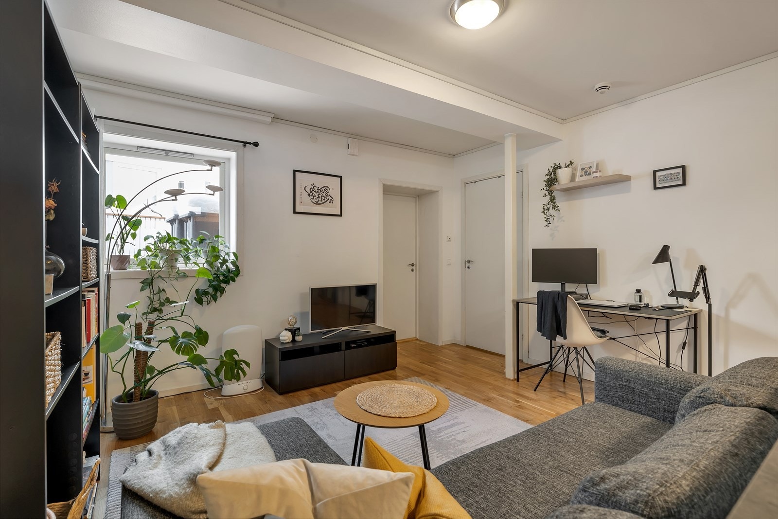 Dør til yttergang og soverom fra stuen. Galleribilde