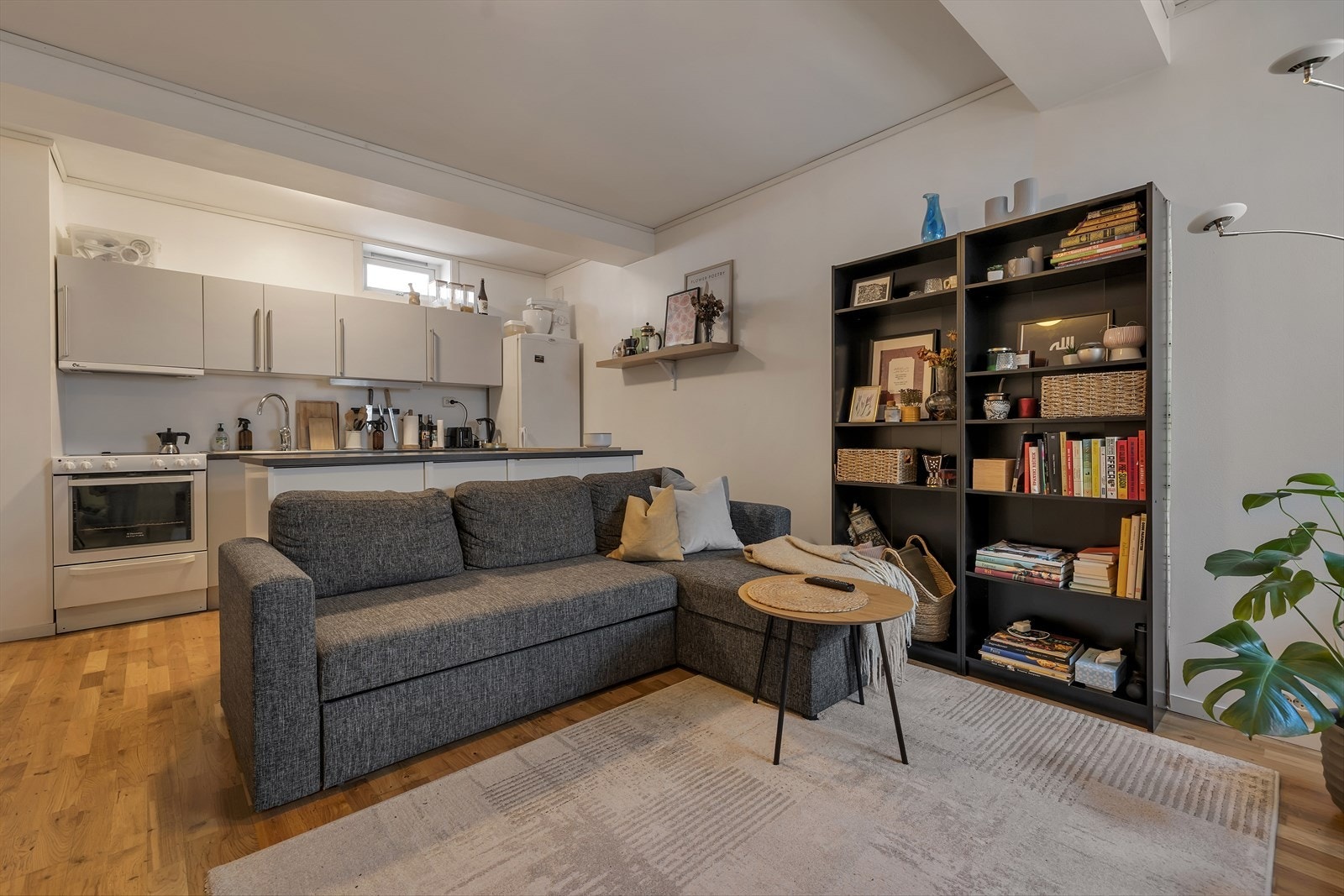 Kjøkken og stue i åpen løsning. Galleribilde